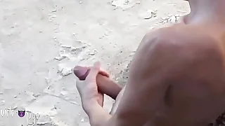 Mostrei minha pica &comma; mijei e bati uma punheta ate gozar na praia